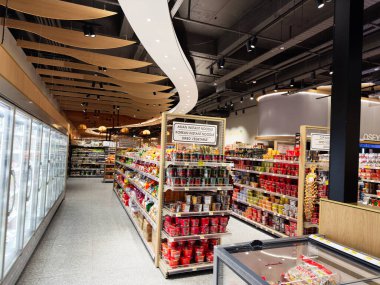 Manchester, İngiltere - 26 Eylül 2025: Organize koridorları, dondurulmuş malları, atıştırma rafları merkezi olan modern bir Oseyo market sahnesi.