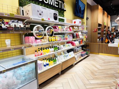 Manchester, İngiltere - 26 Eylül 2025: Bright Oseyo kozmetik mağazası koridoru güzellik ürünleri rafları ve modern perakende satış alanında işlek bir yer.