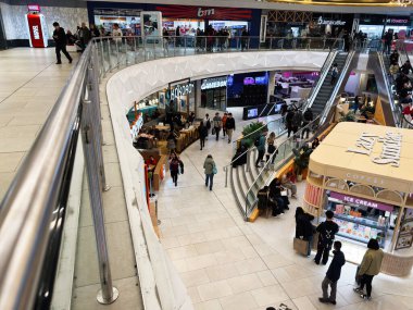 Manchester, İngiltere - 26 Eylül 2025: Vibrant Arndale alışveriş merkezi sahnesi müşteriler, bir kahve büfesi ve çeşitli katlarda oturma.
