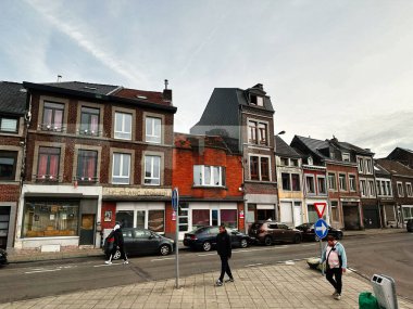 Liege, Belçika - 20 Ekim 2023: Belçika Liege sokak sahnesi karışık mimari cepheler, araçlar ve günlük hayata giden insanları gösteriyor.