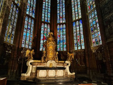 Liege, Belçika - 20 Ekim 2023: Belçika 'daki lüks St. Martin kilisesi sunağı yaldızlı heykeller ve renkli boyalı camlar; mermer ve altın detayları aydınlatan pencereler.