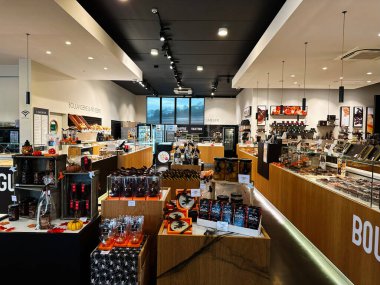 Verviers, Belçika - 20 Ekim 2023: Vibrant Verviers, Belçika pastanesi sahnesi, hamur işleri, çikolatalar ve modern bir dükkanda organize tezgahlar.