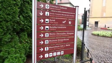 Tarnow, Polonya - 10 Ekim 2025: Tarnow, Polonya 'da detaylı bir rehber görevi, ziyaretçileri önemli tarihi ve kültürel yapılara yönlendiriyor..