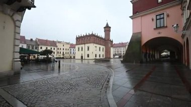 Tarnow, Polonya - 10 Ekim 2025: Tarnow, Polonya 'daki antik pazar meydanının yağmurlu manzarası ve tarihi Avrupa mimarisini gözler önüne seriyor.