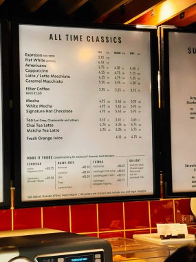 Paralimni, Kıbrıs - 18 Temmuz 2024: Kıbrıs Rum Kesimi 'nin Paralimni kentinde kahve içecekleri ve fiyatları içeren kafe menü kurulu.