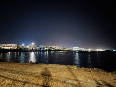 Paralimni, Kıbrıs - 18 Temmuz 2024: Kıbrıs Rum Kesimi 'nin Paralimni' de bir kıyı kenti gece görünümü.