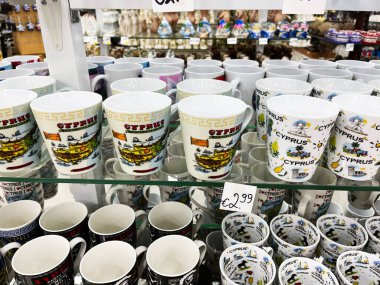 Paralimni, Kıbrıs - 18 Temmuz 2024: Paralimni Kıbrıs Rum Kesimi 'nden renkli seramik kupalar, ada manzaraları ve seyahat ilham verici tasarımlar sergiliyor.