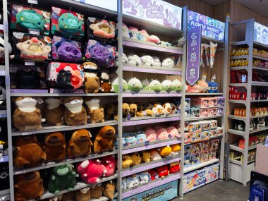 Manchester, İngiltere - 26 Eylül 2025: Kenji oyuncak dükkanında raflara dizilmiş renkli pelüş oyuncaklar, eğlenceli bir alışveriş sahnesi yaratıyor.