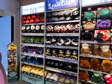 Manchester, İngiltere - 26 Eylül 2025: Kenji perakende vitrininde panda ve ayı karakterleriyle renkli pelüş oyuncaklar sergileniyor.