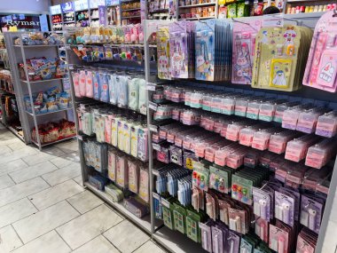 Manchester, İngiltere - 26 Eylül 2025: Oyuncak rafları arasında dizilmiş renkli defter ve valizler ve Kenji mağazası.