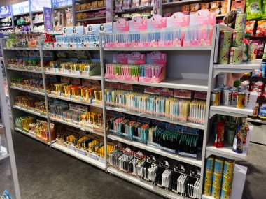 Manchester, İngiltere - 26 Eylül 2025: Kenji raflarında yaratıcı projeleri ve okul kullanımını teşvik eden çeşitli kalem ve kalemler.