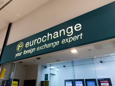 Manchester, İngiltere - 26 Eylül 2025: Döviz mağazası vitrininde Eurochange ve girişteki döviz uzmanınızın sloganı.