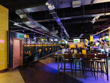 Manchester, İngiltere - 26 Eylül 2025: Titreşimli King Pins bar iç kabin oturma, parlak sarı fayanslar ve neon ışıklandırma sosyal yemek ve gece hayatı için ideal.