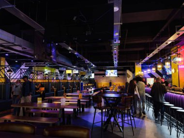 Manchester, İngiltere - 26 Eylül 2025: Canlı King Pins bar sahnesi kabinler, yüksek masalar ve geceleri sosyalleşen müşteriler.