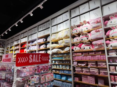 Manchester, İngiltere - 26 Eylül 2025: Dolu bir Mini markette lüks oyuncaklar ve pembe aksesuarlar sergileniyor.