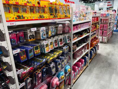 Manchester, İngiltere - 26 Eylül 2025: Parlak mağaza rafları bir perakende reyonunda video oyunu el kameraları, aksesuarlar ve renkli çocuk oyuncakları sergiliyor.