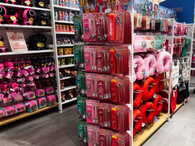 Manchester, İngiltere - 26 Eylül 2025: Canlı mağaza rafları oyuncak, yastık ve eğlenceli aksesuarları, yoğun, renkli bir dükkan olan Miniso 'da sergiliyor.