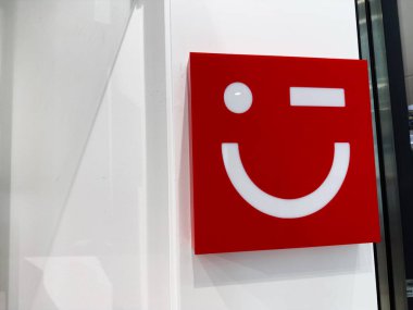 Manchester, İngiltere - 26 Eylül 2025: Kırmızı gülen yüz tabelası Mini mağaza duvarını mutluluk, hoş geldin ve pozitif enerji iletmek için dekore etti.