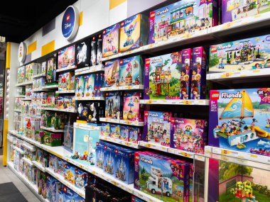Manchester, İngiltere - 26 Eylül 2025: Çocuklar için renkli mağaza raflarında kutulu Lego ve Disney Friends 'in parlak gösterisi.