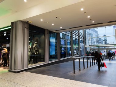 Manchester, İngiltere - 26 Eylül 2025: Açık havada Arndale alışveriş merkezi sahnesi mankenler, cam mağazalar ve yürüyen insanlar.