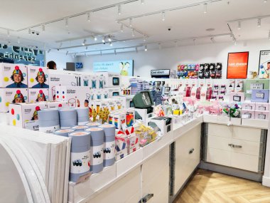 Manchester, İngiltere - 26 Eylül 2025: Canlı dükkan içi elektronik, mutfak gereçleri ve ev dekorasyonu modern, iyi organize edilmiş.