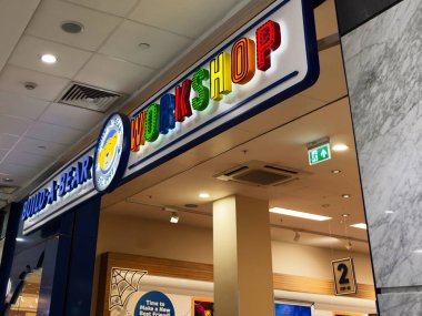 Manchester, İngiltere - 26 Eylül 2025: Renkli Bir Ayı Atölyesi atölyesi mağazası mağazası bir aile dostu oyuncakçı deneyimi için eğlenceli markalaşma ve davetkar tabela sunuyor.