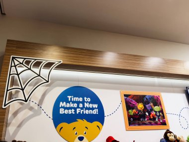 Manchester, İngiltere - 26 Eylül 2025: Arkadaşlık mesajı, peluş ayılar ve örümcek ağı dekoru içeren parlak bir daire.