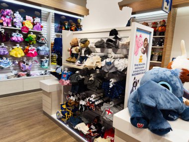 Manchester, İngiltere - 26 Eylül 2025: Oyuncak mağazası sahnesi Oyuncak ayılar, kıyafetler, şapkalar ve büyük mavi bir filin yer aldığı.