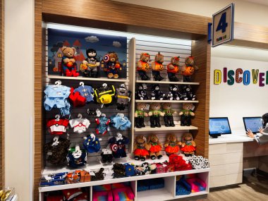 Manchester, İngiltere - 26 Eylül 2025: Dolgun ayılar, kostümler ve temalı aksesuarların sergilendiği parlak bir oyuncakçı sahnesi.