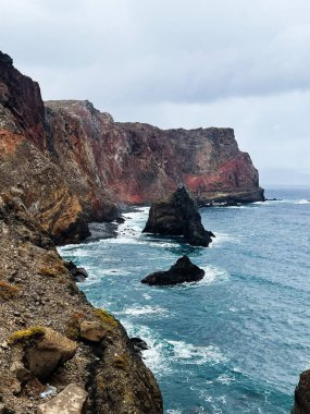 Madeira Portekiz boyunca uzanan mavi Atlantik sularından dramatik uçurumlar ve kayalık çıkıntılar engebeli bir deniz manzarası yaratıyor. Saint Lawrence Noktası