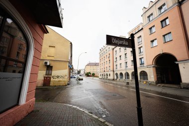 Tarnow, Polonya - 10 Ekim 2025: Tarnow 'da yağmurlu bir gün renkli cepheleri ve caddeler boyunca tabelasıyla sakin bir şehir Olejarksa caddesini gösteriyor.