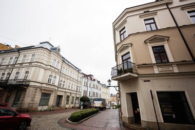 Tarnow, Polonya - 10 Ekim 2025: Tarnow, Polonya 'da tarihi Rybna sokak sahnesi, kaldırım taşları, süslü cepheler ve sakin şehir atmosferi.