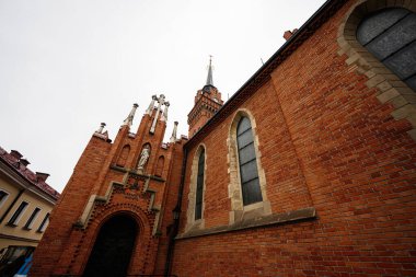 Tarnow, Polonya - 10 Ekim 2025: Tarnow Polonya 'daki Kutsal Bakire Meryem' in Doğumu Kilisesi Kilisesi Bazilikası Gotik kemerler, süslü dış görünüş ve uzun çan kulesi içerir..