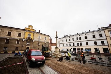Tarnow, Polonya - 10 Ekim 2025: Tarnow 'da faaliyet, Polonya' nın tarihi meydanı bir heykel, inşaat çalışmaları ve kentsel yaşam barındırıyor.
