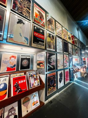 Lizbon, Portekiz - 28 Eylül 2025: Lizbon 'da yoğun bir galeride çerçevelenmiş posterler ve sanat eserleriyle dolu uzun bir duvar.