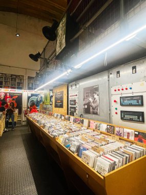 Lizbon, Portekiz - 28 Eylül 2025: Lizbon 'da sıra sıra plaklar ve endüstriyel depo titreşimleriyle dolu bir vinil mağazası.