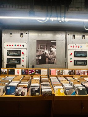 Lizbon, Portekiz - 28 Eylül 2025: Sandıklarla dolu canlı bir Lizbon vinil mağazası ve sanayi arkaplanı.