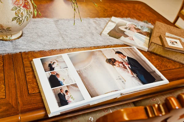 Текстильна весільна фотокнига та альбом — стокове фото