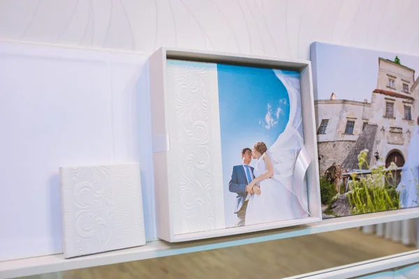 White leather wedding photobook and album with picture — Zdjęcie stockowe