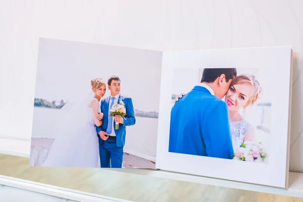 Classic white leather wedding photobook and album — Zdjęcie stockowe