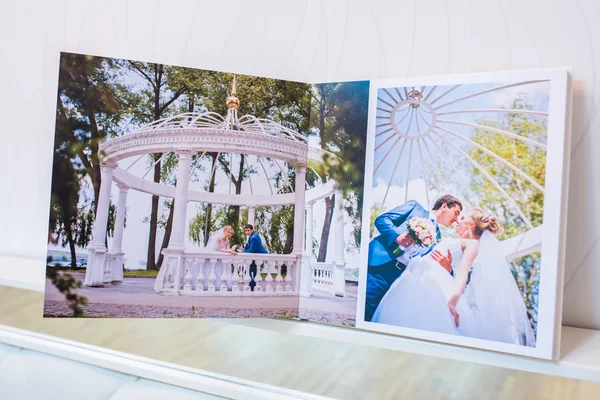 Classic white leather wedding photobook and album — Stockfoto