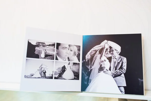 Classic white leather wedding photobook and album — Stockfoto