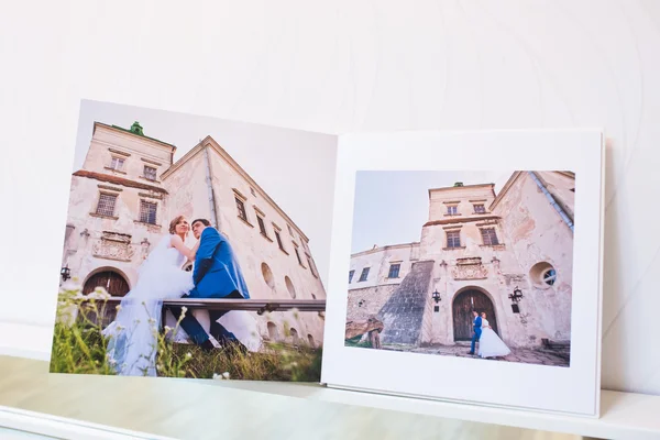 Classic white leather wedding photobook and album — Stockfoto