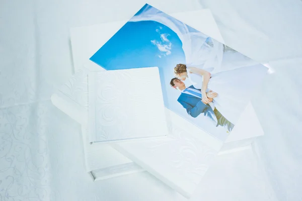 Clássico branco couro casamento photobook e álbum — Fotografia de Stock