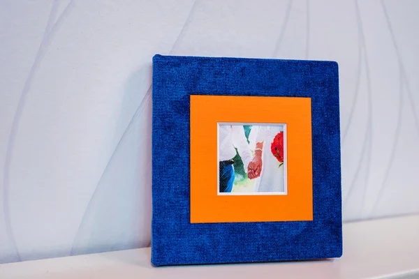 Синьо-помаранчева текстильна весільна флеш коробка — стокове фото