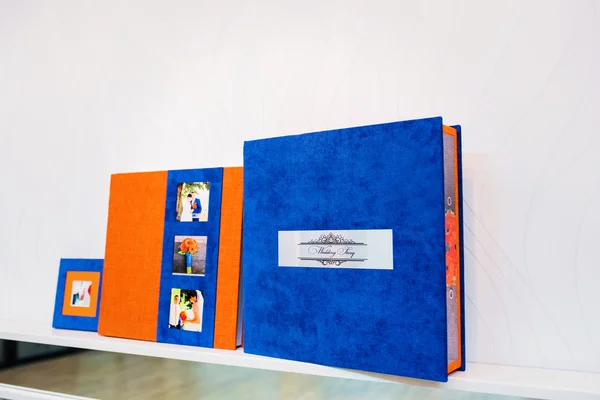 Niebieski i pomarańczowy tekstylne ślubne zdjęcie książki i płyty — Zdjęcie stockowe