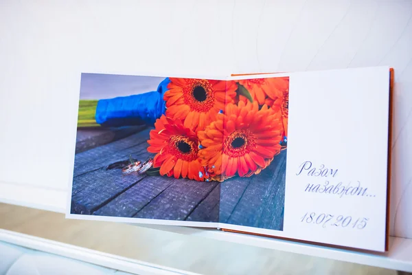 Niebieski i pomarańczowy tekstylne ślubne zdjęcie książki i płyty — Zdjęcie stockowe