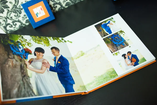 Buku foto pernikahan dan album berwarna biru dan oranye — Stok Foto