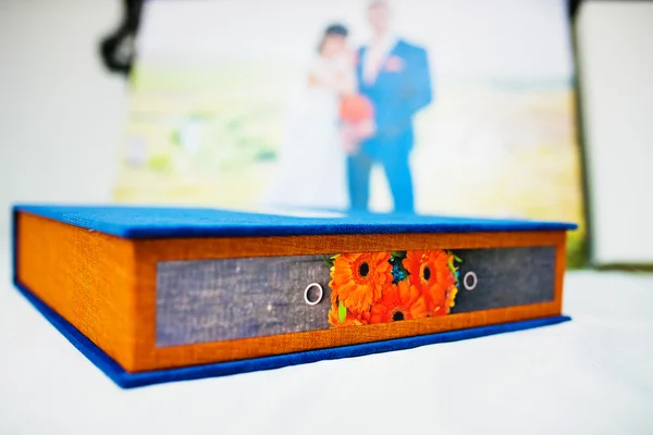 Album e album fotografici di nozze in tessuto blu e arancione — Foto Stock