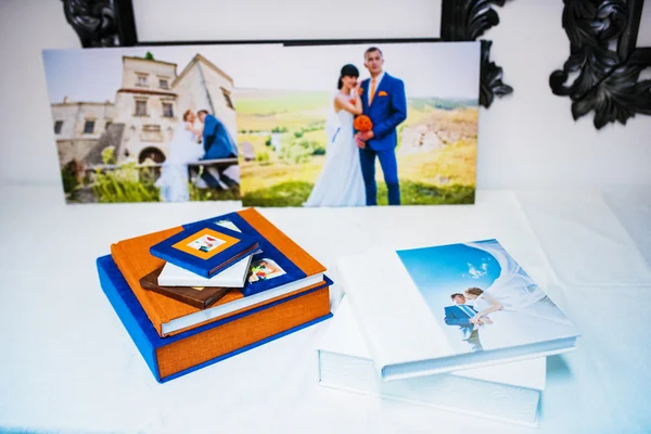 Wedding photo book and album with picture — Stockfoto